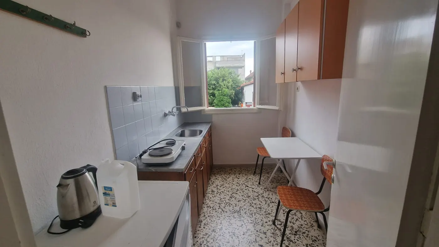 Kuhinja Apartmana 1 sa sudoperom, ringlama, frižiderom, visećim elementima i
                    stolom kraj prozora