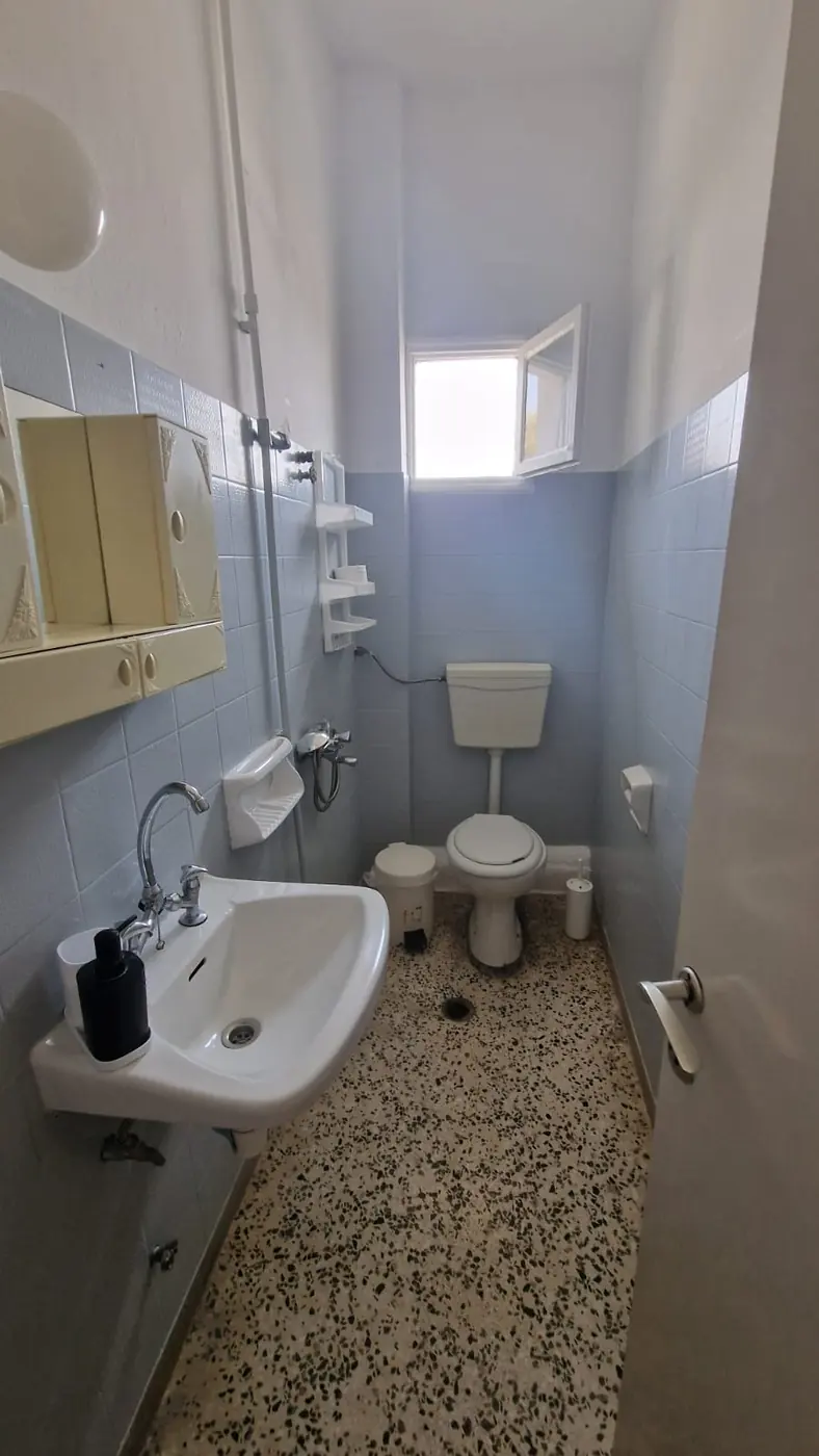 Δικό του μπάνιο του Διαμερίσματος 3 με WC, νιπτήρα, καθρέφτη και παράθυρο