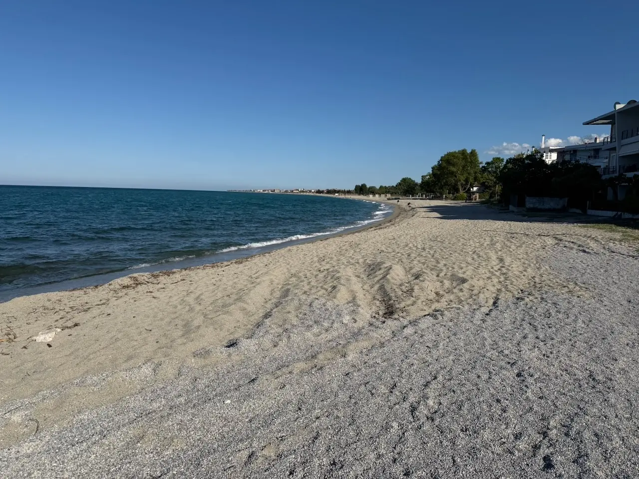 Peščana plaža Platamonasa sa plitkim zalivom, nekoliko koraka od Seabreeze Apartments